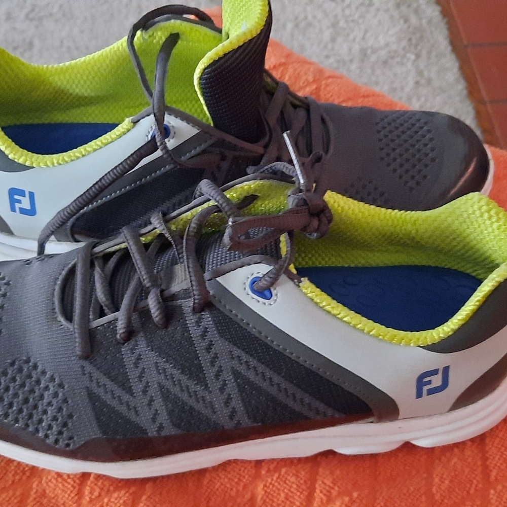 Golf shoes